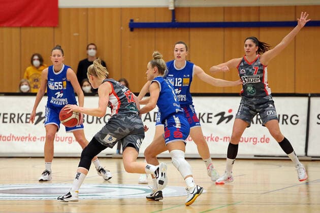 18 12 2021, xovx, Basketball Damen Bundesliga DBBL, BC pharmaserv Marburg TSV 1880 Wasserburg v l Stephanie Wagner BC pharmaserv Marburg , Laura Hebecker TSV 1880 Wasserburg , Alexandra Wilke BC pharmaserv Marburg , Johanna Klug BC pharmaserv Marburg , Ana Vojtulek TSV 1880 Wasserburg Marburg Georg Gaßmann Halle Hessen Germany DE