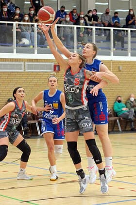 18 12 2021, xovx, Basketball Damen Bundesliga DBBL, BC pharmaserv Marburg TSV 1880 Wasserburg v l Levke Broderson TSV 1880 Wasserburg , Alexandra Wilke BC pharmaserv Marburg , Haliegh Reinoehl TSV 1880 Wasserburg , Johanna Klug BC pharmaserv Marburg Marburg Georg Gaßmann Halle Hessen Germany DE