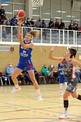 18 12 2021, xovx, Basketball Damen Bundesliga DBBL, BC pharmaserv Marburg TSV 1880 Wasserburg v l Theresa Simon BC pharmaserv Marburg , Ana Vojtulek TSV 1880 Wasserburg Marburg Georg Gaßmann Halle Hessen Deutschland DE