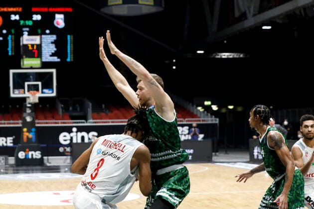 18 12 2021, easyCredit Basketball Bundesliga, BBL, 2021 2022 season, men, Chemnitz Niners Brose Bamberg Akil Mitchell, Brose Bamberg, Jan Niklas Wimberg, Niners Chemnitz Chemnitz Fair Chemnitz Saxony Germany