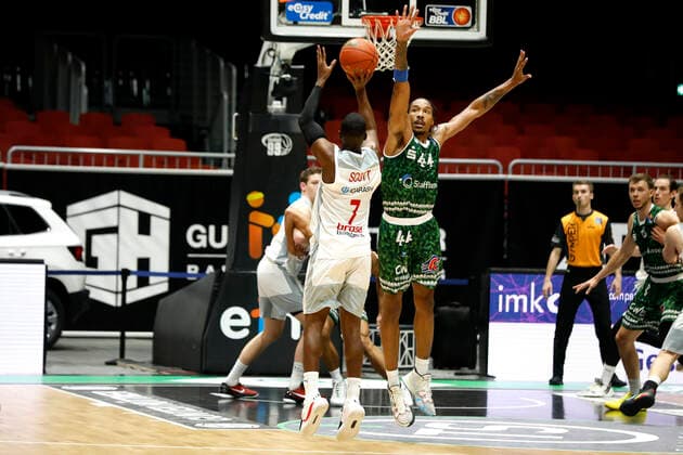 18 12 2021, easyCredit Basketball Bundesliga, BBL, 2021 2022 season, men, Chemnitz Niners Brose Bamberg Shannon Scott, Brose Bamberg, Darion Atkins, Niners Chemnitz Chemnitz Fair Chemnitz Saxony Germany