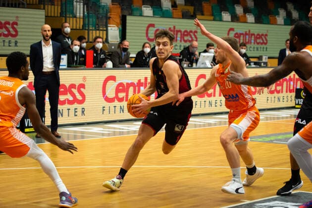 ProA 14 Matchday RASTA Vechta vs Artland Dragons, 18 12 2021 Zachary Christopher Ensminger Artland Dragons, 1 , Jannes Hundt RASTA Vechta, 20 ProA 14 Matchday RASTA Vechta vs Artland Dragons on 18 12 2021 in Vechta RASTA Dome , Germany, Copyright: xBEAUTIFULxSPORTS Neddermannx