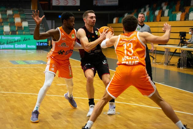 ProA 14 Matchday RASTA Vechta vs Artland Dragons, 18 12 2021 Josh Young RASTA Vechta, 8 , Adrian Breitlauch Artland Dragons, 7 , Sheldon Eberhardt RASTA Vechta, 13 ProA 14 Matchday RASTA Vechta vs Artland Dragons on 18 12 2021 in Vechta RASTA Dome , Germany, Copyright: xBEAUTIFULxSPORTS Neddermannx
