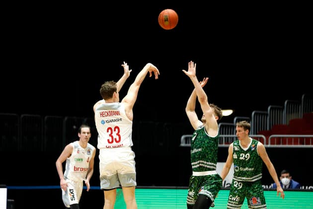 18 12 2021, easyCredit Basketball Bundesliga, BBL, 2021 2022 season, men, Chemnitz Niners Brose Bamberg Patrick Heckmann, Brose Bamberg, Jonas Richter, Niners Chemnitz Chemnitz Fair Chemnitz Saxony Germany