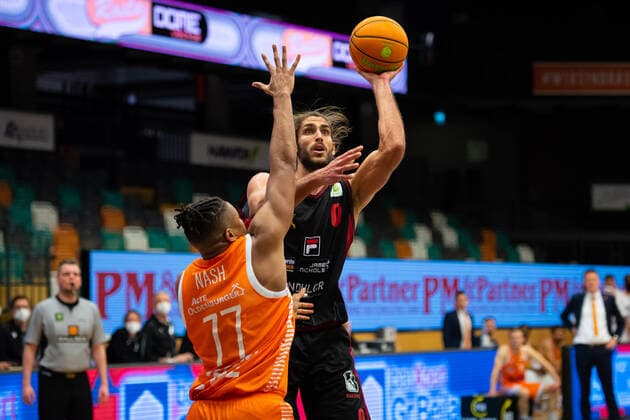 ProA 14 Matchday RASTA Vechta vs Artland Dragons, 18 12 2021 Tyrone Nash RASTA Vechta, 77 , Adam Pechacek Artland Dragons, 0 ProA 14 Matchday RASTA Vechta vs Artland Dragons on 18 12 2021 in Vechta RASTA Dome , Germany, Copyright: xBEAUTIFULxSPORTS Neddermannx