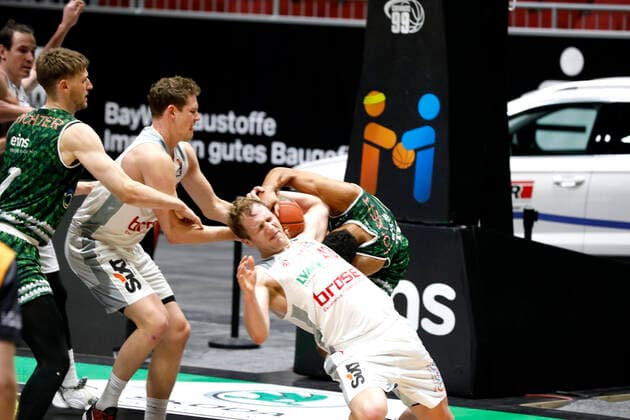 18 12 2021, easyCredit Basketball Bundesliga, BBL, 2021 2022 season, men, Chemnitz Niners Brose Bamberg Christian Sengfelder, Brose Bamberg Chemnitz Fair Chemnitz Saxony Germany