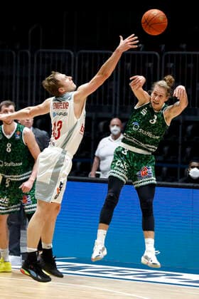 18 12 2021, easyCredit Basketball Bundesliga, BBL, 2021 2022 season, men, Chemnitz Niners Brose Bamberg Christian Sengfelder, Brose Bamberg, Malte Ziegenhagen, Niners Chemnitz Chemnitz Fair Chemnitz Saxony Germany