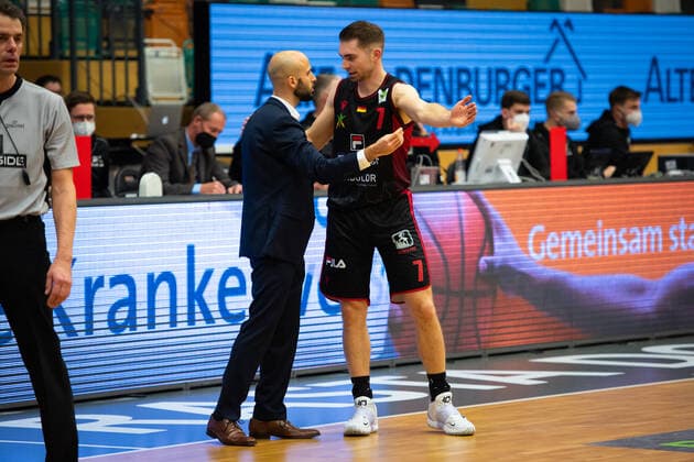ProA 14 Matchday RASTA Vechta vs Artland Dragons, 18 12 2021 Tuna Isler Artland Dragons, Head Coach , Adrian Breitlauch Artland Dragons, 7 ProA 14 Matchday RASTA Vechta vs Artland Dragons on 18 12 2021 in Vechta RASTA Dome , Germany, Copyright: xBEAUTIFULxSPORTS Neddermannx