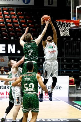 18 12 2021, easyCredit Basketball Bundesliga, BBL, 2021 2022 season, men, Chemnitz Niners Brose Bamberg Jonas Richter, Niners Chemnitz, Trevis Simpson, Brose Bamberg Chemnitz Messe Chemnitz Sachsen Germany