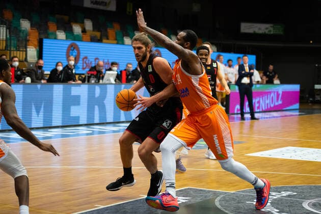 ProA 14 Matchday RASTA Vechta vs Artland Dragons, 18 12 2021 Adam Pechacek Artland Dragons, 0 , Devon Searcy RASTA Vechta, 34 ProA 14 Matchday RASTA Vechta vs Artland Dragons on 18 12 2021 in Vechta RASTA Dome , Germany, Copyright: xBEAUTIFULxSPORTS Neddermannx