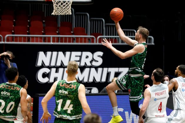 18 12 2021, easyCredit Basketball Bundesliga, BBL, 2021 2022 season, men, Chemnitz Niners Brose Bamberg Jan Niklas Wimberg, Niners Chemnitz Chemnitz Fair Chemnitz Saxony Germany