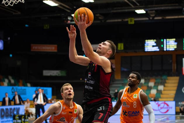 ProA 14 Matchday RASTA Vechta vs Artland Dragons, 18 12 2021 Jannes Hundt RASTA Vechta, 20 , Adrian Breitlauch Artland Dragons, 7 , Josh Young RASTA Vechta, 8 ProA 14 Matchday RASTA Vechta vs Artland Dragons on 18 12 2021 in Vechta RASTA Dome , Germany, Copyright: xBEAUTIFULxSPORTS Neddermannx