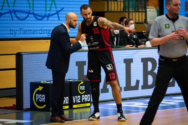 ProA 14 Matchday RASTA Vechta vs Artland Dragons, 18 12 2021 Tuna Isler Artland Dragons, Head Coach , Taren Valdis Sullivan Artland Dragons, 13 ProA 14 Matchday RASTA Vechta vs Artland Dragons on 18 12 2021 in Vechta RASTA Dome , Germany, Copyright: xBEAUTIFULxSPORTS Neddermannx