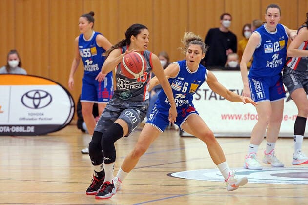 18 12 2021, xovx, Basketball Damen Bundesliga DBBL, BC pharmaserv Marburg TSV 1880 Wasserburg v l Mikayla Williams TSV 1880 Wasserburg , Theresa Simon BC pharmaserv Marburg , Johanna Klug BC pharmaserv Marburg Marburg Georg Gaßmann Halle Hessen Germany DE