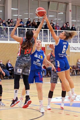 18 12 2021, xovx, Basketball Damen Bundesliga DBBL, BC pharmaserv Marburg TSV 1880 Wasserburg v l Mikayla Williams TSV 1880 Wasserburg , Johanna Klug BC pharmaserv Marburg , Theresa Simon BC pharmaserv Marburg Marburg Georg Gaßmann Halle Hessen Germany DE