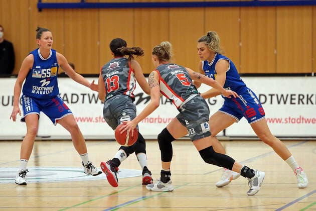 18 12 2021, xovx, Basketball Damen Bundesliga DBBL, BC pharmaserv Marburg TSV 1880 Wasserburg v l Stephanie Wagner BC pharmaserv Marburg , Mikayla Williams TSV 1880 Wasserburg , Haliegh Reinoehl TSV 1880 Wasserburg , Theresa Simon BC pharmaserv Marburg Marburg Georg Gaßmann Halle Hessen Germany DE