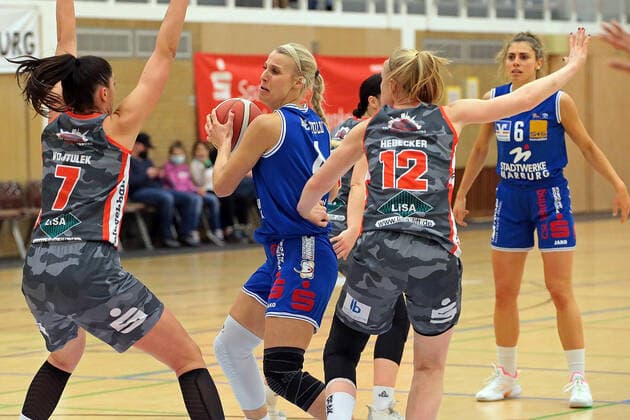 18 12 2021, xovx, Basketball Damen Bundesliga DBBL, BC pharmaserv Marburg TSV 1880 Wasserburg v l Ana Vojtulek TSV 1880 Wasserburg , Marie Bertholdt BC pharmaserv Marburg , Laura Hebecker TSV 1880 Wasserburg , Theresa Simon BC pharmaserv Marburg Marburg Georg Gaßmann Halle Hessen Germany DE