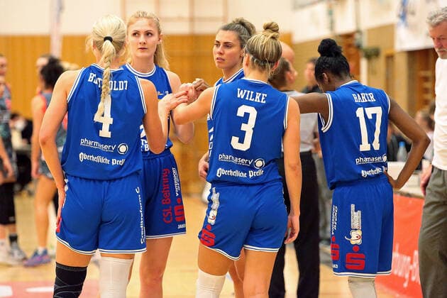 18 12 2021, xovx, Basketball Damen Bundesliga DBBL, BC pharmaserv Marburg TSV 1880 Wasserburg v l Marie Bertholdt BC pharmaserv Marburg , Hanna Crymble BC pharmaserv Marburg , Theresa Simon BC pharmaserv Marburg , Alexandra Wilke BC pharmaserv Marburg , Tonisha Baker BC pharmaserv Marburg Marburg Georg Gaßmann Halle Hessen Deutschland DE