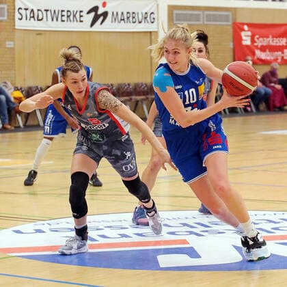 18 12 2021, xovx, Basketball Damen Bundesliga DBBL, BC pharmaserv Marburg TSV 1880 Wasserburg v l Haliegh Reinoehl TSV 1880 Wasserburg , Hanna Crymble BC pharmaserv Marburg Marburg Georg Gaßmann Halle Hessen Deutschland DE