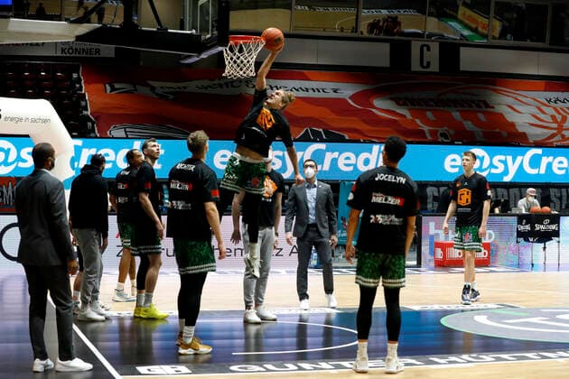 18 12 2021, easyCredit Basketball Bundesliga, BBL, 2021 2022 season, men, Chemnitz Niners Brose Bamberg warmup of Chemnitz players Chemnitz Messe Chemnitz Sachsen Germany