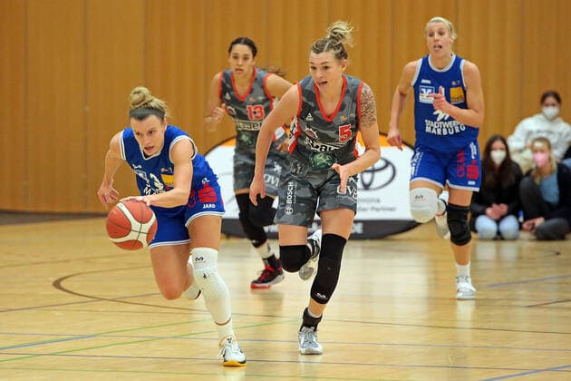 18 12 2021, xovx, Basketball Damen Bundesliga DBBL, BC pharmaserv Marburg TSV 1880 Wasserburg v l Alexandra Wilke BC pharmaserv Marburg , , Mikayla Williams TSV 1880 Wasserburg , Haliegh Reinoehl TSV 1880 Wasserburg , Marie Bertholdt BC pharmaserv Marburg Marburg Georg Gaßmann Halle Hessen Germany DE