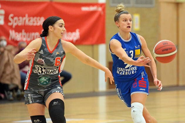 18 12 2021, xovx, Basketball Damen Bundesliga DBBL, BC pharmaserv Marburg TSV 1880 Wasserburg v l Levke Broderson TSV 1880 Wasserburg , Alexandra Wilke BC pharmaserv Marburg Marburg Georg Gaßmann Halle Hessen Deutschland DE