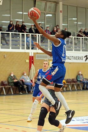 18 12 2021, xovx, Basketball Damen Bundesliga DBBL, BC pharmaserv Marburg TSV 1880 Wasserburg v l Alexandra Wilke BC pharmaserv Marburg , Levke Broderson TSV 1880 Wasserburg , Tonisha Baker BC pharmaserv Marburg Marburg Georg Gaßmann Halle Hessen Deutschland DE