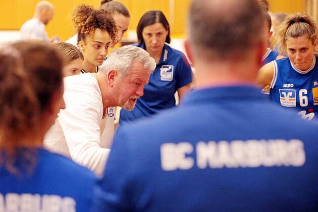 18 12 2021, xovx, Basketball Damen Bundesliga DBBL, BC pharmaserv Marburg TSV 1880 Wasserburg instructions from coach Christoph Wysocki BC pharmaserv Marburg during timeout Marburg Georg Gaßmann Halle Hessen Germany EN
