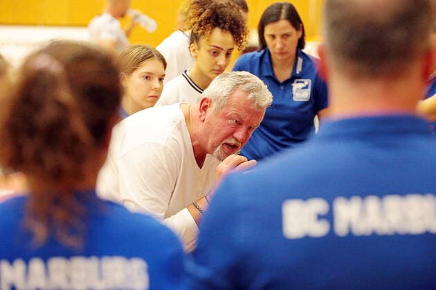 18 12 2021, xovx, Basketball Damen Bundesliga DBBL, BC pharmaserv Marburg TSV 1880 Wasserburg instructions from coach Christoph Wysocki BC pharmaserv Marburg during timeout Marburg Georg Gaßmann Halle Hessen Germany EN