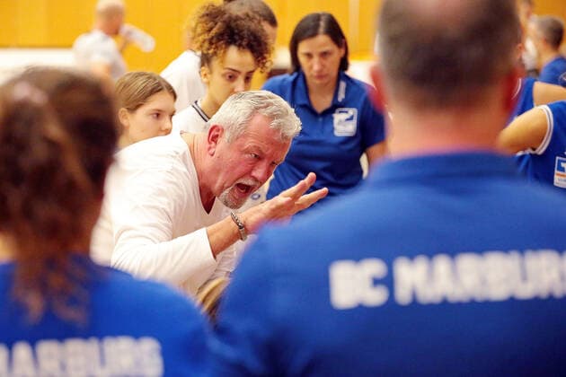 18 12 2021, xovx, Basketball Damen Bundesliga DBBL, BC pharmaserv Marburg TSV 1880 Wasserburg instructions from coach Christoph Wysocki BC pharmaserv Marburg during timeout Marburg Georg Gaßmann Halle Hessen Germany EN