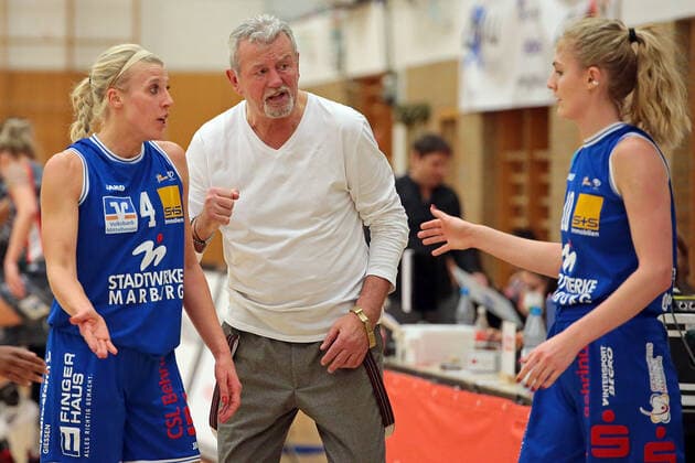 18 12 2021, xovx, Basketball Damen Bundesliga DBBL, BC pharmaserv Marburg TSV 1880 Wasserburg v l Marie Bertholdt BC pharmaserv Marburg , Coach Christoph Wysocki BC pharmaserv Marburg , Hanna Crymble BC pharmaserv Marburg Marburg Georg Gaßmann Halle Hessen Deutschland DE