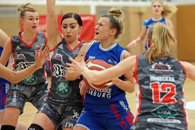 18 12 2021, xovx, Basketball Damen Bundesliga DBBL, BC pharmaserv Marburg TSV 1880 Wasserburg v l Haliegh Reinoehl TSV 1880 Wasserburg , Levke Broderson TSV 1880 Wasserburg , Alexandra Wilke BC pharmaserv Marburg , Laura Hebecker TSV 1880 Wasserburg Marburg Georg Gaßmann Halle Hessen Germany DE