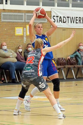 18 12 2021, xovx, Basketball Damen Bundesliga DBBL, BC pharmaserv Marburg TSV 1880 Wasserburg v l Laura Hebecker TSV 1880 Wasserburg , Marie Bertholdt BC pharmaserv Marburg Marburg Georg Gaßmann Halle Hessen Deutschland DE