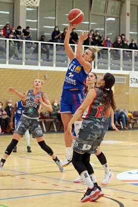 18 12 2021, xovx, Basketball Damen Bundesliga DBBL, BC pharmaserv Marburg TSV 1880 Wasserburg v l Haliegh Reinoehl TSV 1880 Wasserburg , Alexandra Wilke BC pharmaserv Marburg , Ana Vojtulek TSV 1880 Wasserburg , Mikayla Williams TSV 1880 Wasserburg Marburg Georg Gaßmann Halle Hessen Germany DE