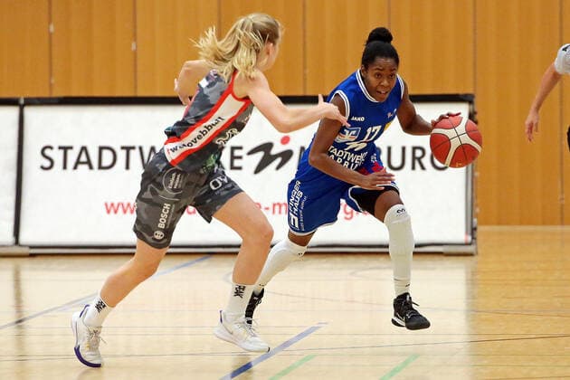 18 12 2021, xovx, Basketball Damen Bundesliga DBBL, BC pharmaserv Marburg TSV 1880 Wasserburg v l Maria Perner TSV 1880 Wasserburg , Tonisha Baker BC pharmaserv Marburg Marburg Georg Gaßmann Halle Hessen Germany DE