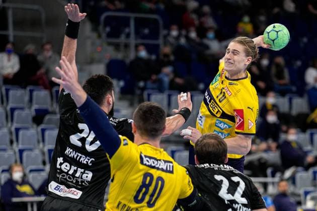 from left Tin Kontrec N Lübbecke, 20 , Jannik Kohlbacher RNL, 80 , Luka Mrakovcic N Lübbecke, 22 , Juri Knorr RNL, 10 , jump shot, throw, goal shot, action, game scene, 18 12 2021, Mannheim Germany , Handball, Bundesliga, Rhein Neckar Löwen TuS N Lübbecke xozx