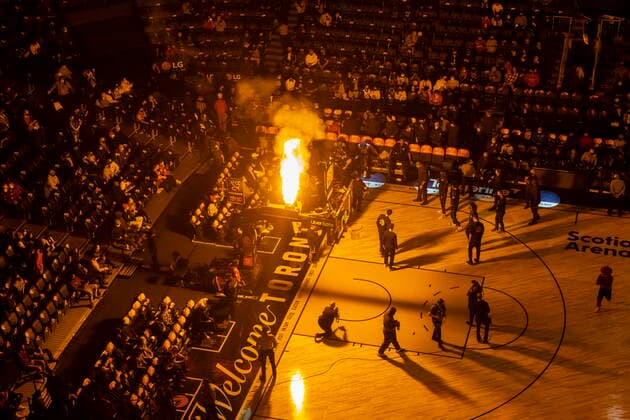 December 18, 2021, Toronto, ON, Canada: A flare illuminates the partially empty seats ahead of NBA, Basketball Herren, USA basketball game action between the Toronto Raptors and the Golden State Warriors in Toronto on Saturday, December 18, 2021. A provincial mandate issued yesterday dictated a 50% capacity at indoor sporting events in a bid to combat the spread of the Omicron COVID-19 variant. Canada News - December 18, 2021  - ZUMAc35_ 20211218_zaf_c35_065 Copyright: xChrisxYoungx