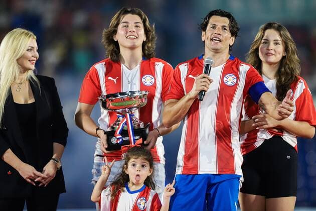 Nelson Haedo gives a few words accompanied by his family during his farewell at the Defensores del Chaco Stadium in Asuncion, Paraguay, 18 December 2021. The Defensores del Chaco stadium in Asuncion dressed up this Saturday to host the farewell of one of the most outstanding players in Paraguay in recent decades, Nelson Haedo Valdez, in an emotional meeting marked by former teammates and other friends during his I pass through Europe. EFE Nathalia Aguilar Cheers, goals and hugs mark Haedo Valdez s farewell from football !ACHTUNG: NUR REDAKTIONELLE NUTZUNG!  Copyright: xNathaliaxAguilarx AME5294 20211219-a40cca440a64211efd56527c58b1a032b114f3f8