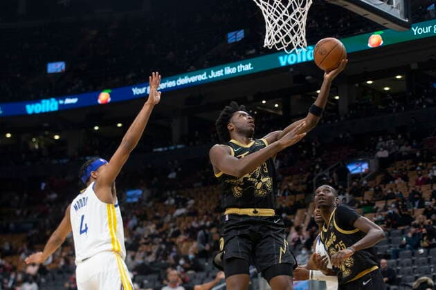 December 18, 2021, Toronto, ON, Canada: Toronto Raptors OG Anunoby goes to the net as Golden State Warriors Jeff Dowtin (left) and Raptors Chris Boucher look on during first half NBA, Basketball Herren, USA basketball action in Toronto on Saturday, December 18, 2021. Canada News - December 18, 2021  - ZUMAc35_ 20211218_zaf_c35_074 Copyright: xChrisxYoungx