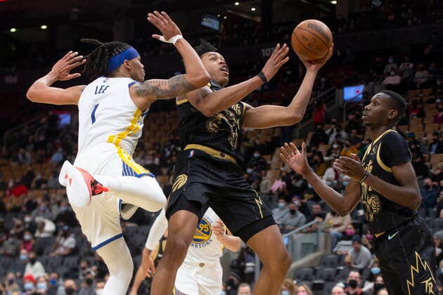 December 18, 2021, Toronto, ON, Canada: Toronto Raptors Scottie Barnes (centre) shoots on Golden State Warriors Damion Lee (left) during first half NBA, Basketball Herren, USA basketball action in Toronto on Saturday, December 18, 2021. Canada News - December 18, 2021  - ZUMAc35_ 20211218_zaf_c35_077 Copyright: xChrisxYoungx