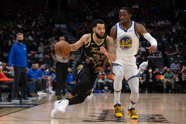 December 18, 2021, Toronto, ON, Canada: Toronto Raptors Fred VanVleet (left) drives at Golden State Warriors Jonathan Kuminga during first half NBA, Basketball Herren, USA basketball action in Toronto on Saturday, December 18, 2021. Canada News - December 18, 2021  - ZUMAc35_ 20211218_zaf_c35_080 Copyright: xChrisxYoungx