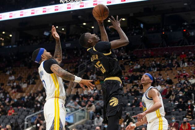 December 18, 2021, Toronto, ON, Canada: Toronto Raptors Chris Boucher scores on Golden State Warriors Gary Payton II (left) and Damion Lee during first half NBA, Basketball Herren, USA basketball action in Toronto on Saturday, December 18, 2021. Canada News - December 18, 2021  - ZUMAc35_ 20211218_zaf_c35_082 Copyright: xChrisxYoungx
