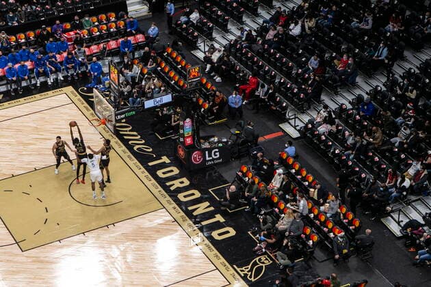 December 18, 2021, Toronto, ON, CAN: Empty seats are seen at the Scotiabank Arena as the Toronto Raptors take on the Golden State Warriors in NBA, Basketball Herren, USA basketball action in Toronto on Saturday, December 18, 2021. A provincial mandate issued yesterday dictated a 50% capacity at indoor sporting events in a bid to combat the spread of the Omicron COVID-19 variant. Canada News - December 18, 2021  - ZUMAc35_ 20211218_zaf_c35_085 Copyright: xChrisxYoungx