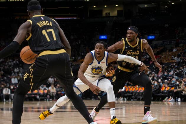 December 18, 2021, Toronto, ON, Canada: Golden State Warriors Jonathan Kuminga (centre) reacts as he loses possession as he is defended by Toronto Raptors Precious Achiuwa (right) and Isaac Bonga during second half NBA, Basketball Herren, USA basketball action in Toronto on Saturday, December 18, 2021. Canada News - December 18, 2021  - ZUMAc35_ 20211218_zaf_c35_105 Copyright: xChrisxYoungx