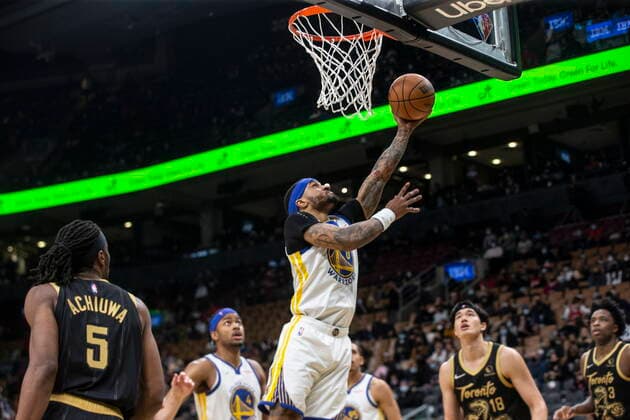 December 18, 2021, Toronto, ON, Canada: Golden State Warriors Gary Payton II shoots against the Toronto Raptors during second half NBA, Basketball Herren, USA basketball action in Toronto on Saturday, December 18, 2021. Canada News - December 18, 2021  - ZUMAc35_ 20211218_zaf_c35_110 Copyright: xChrisxYoungx