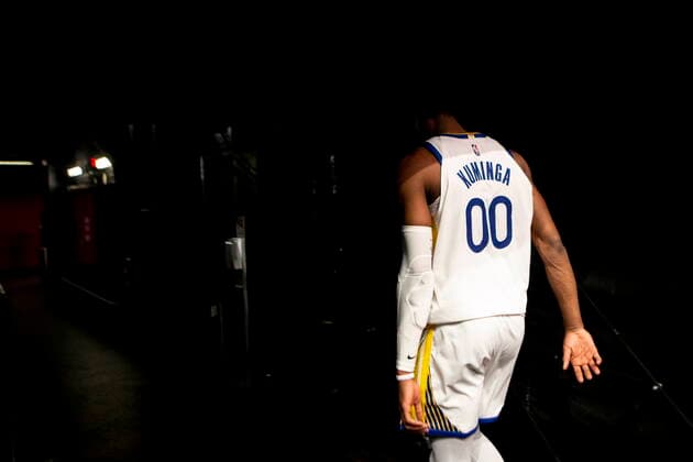 December 18, 2021, Toronto, ON, Canada: Golden State Warriors Jonathan Kuminga heads to the locker room at the end of NBA, Basketball Herren, USA basketball action against Toronto Raptors in Toronto on Saturday, December 18, 2021. Canada News - December 18, 2021  - ZUMAc35_ 20211218_zaf_c35_126 Copyright: xChrisxYoungx