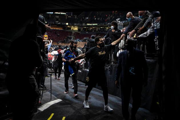December 18, 2021, Toronto, ON, Canada: Toronto Raptors Fred VanVleet greets fans as he comes off the court after his team s win over the Golden State Warriors in NBA, Basketball Herren, USA basketball action in Toronto on Saturday, December 18, 2021. Canada News - December 18, 2021  - ZUMAc35_ 20211218_zaf_c35_130 Copyright: xChrisxYoungx