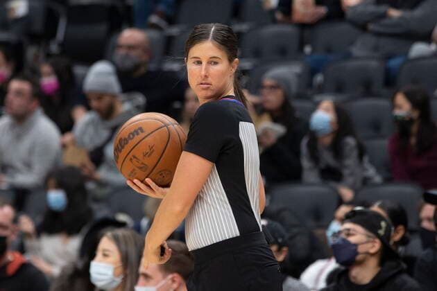 December 18, 2021, Toronto, ON, Canada: Referee Natalie Sago officiates during NBA, Basketball Herren, USA basketball action between the Toronto Raptors and the Golden State Warriors, in Toronto on Saturday, December 18, 2021. Canada News - December 18, 2021 - ZUMAc35_ 20211218_zaf_c35_139 Copyright: xChrisxYoungx