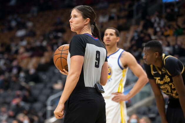 Sport Bilder des Tages December 18, 2021, Toronto, ON, Canada: Referee Natalie Sago officiates during NBA, Basketball Herren, USA basketball action between the Toronto Raptors and the Golden State Warriors, in Toronto on Saturday, December 18, 2021. Canada News - December 18, 2021 - ZUMAc35_ 20211218_zaf_c35_142 Copyright: xChrisxYoungx