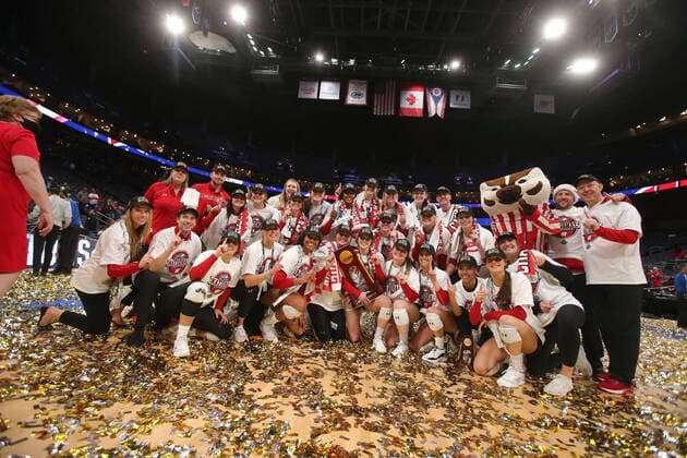 December 18, 2021, Columbus, OH, USA: Columbus, OH - 2021 12 18 - Wisconsin players celebrate winning the title over Nebraska in 5 sets, in the Division 1 NCAA, College League, USA women s volleyball championship played at Nationwide Arena in Columbus OH. Volleyball Magazine Columbus USA - ZUMAn24_ 20211218_zaf_n24_013 Copyright: xWallyxNellx